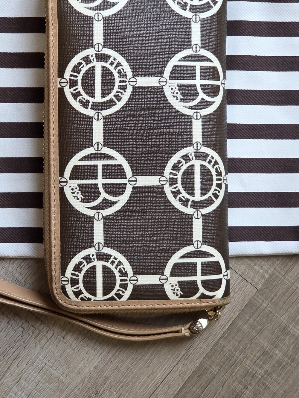 Henri Bendel Monogrammed Wallet And Dust Bag - Picture 8 of 16